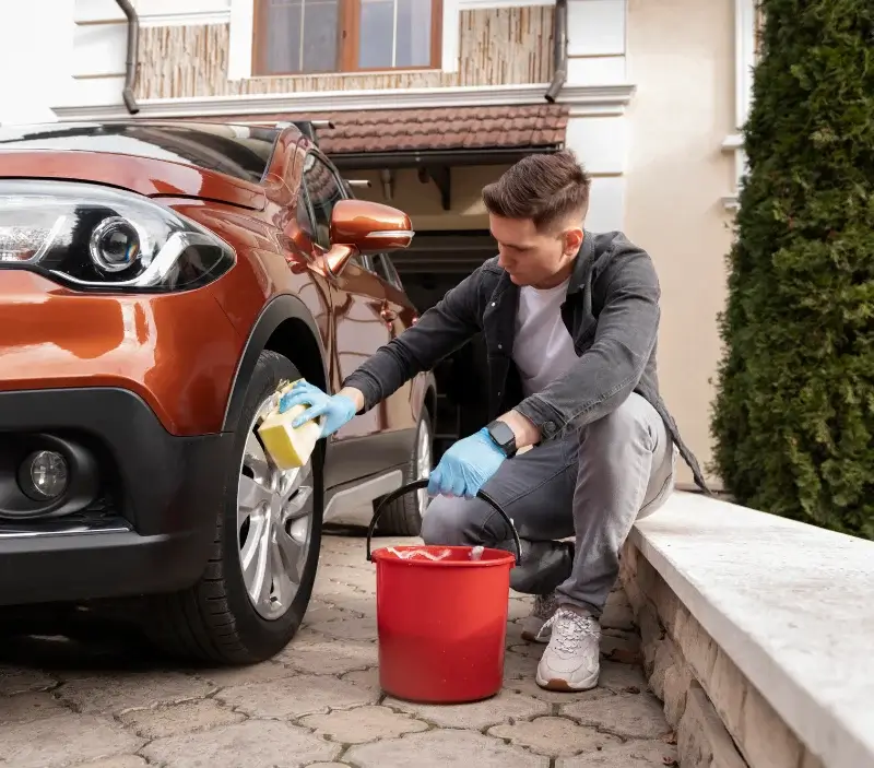 Lavage auto à domicile Aiguilhe : professionnel intervenant sur un véhicule
